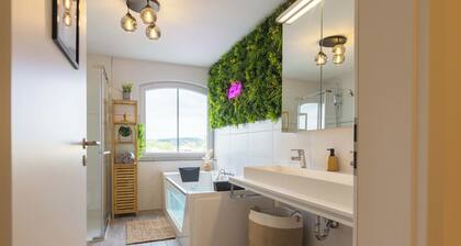 Tropical whisper penthouse in Hof. Balcony, Weber grill, whirlpool, digital check-in