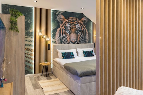 Tropengeflüster Penthouse in Hof. Balkon, Webergrill, Whirlpool, Digital Checkin