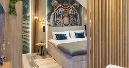 Tropengeflüster Penthouse in Hof. Balkon, Webergrill, Whirlpool, Digital Checkin