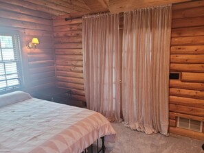 Free WiFi, bed sheets - Hidden Cove - Beauty on the Lake for Family-Friendly Fun! (Oscoda)