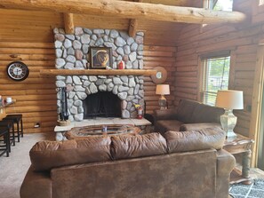 Smart TV, fireplace - Hidden Cove - Beauty on the Lake for Family-Friendly Fun! (Oscoda)