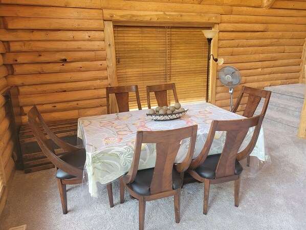 Outdoor dining - Hidden Cove - Beauty on the Lake for Family-Friendly Fun! (Oscoda)