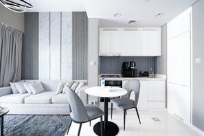 デラックス アパートメント バルコニー プールビュー | リビング エリア | 50 インチのスマートテレビ (デジタル放送視聴可)