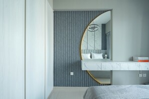 Appartement Deluxe, balcon, vue sur la piscine | Literie de qualité, couette en duvet