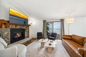 Smart TV, fireplace - Sunset Cove Fall & Winter retreat | Sauna | Hot Tub (Sturgeon Bay)