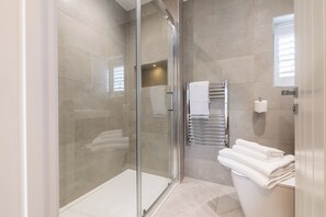 Douche, sèche-cheveux, serviettes fournies, savon