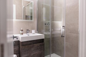 Camera tripla | Bagno | Doccia, asciugacapelli, asciugamani, sapone