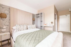 Quarto casal, 1 cama King, para não fumantes, vista para a montanha | Escrivaninha, quartos à prova de som, ferros/tábuas de passar roupa