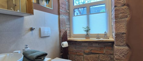 ヘアドライヤー、タオル、石鹸、トイレットペーパー
