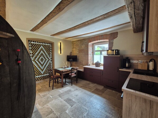 Frigorifero, microonde, forno, piano cottura