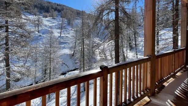 A wooden deck overlooking a snowy landscape with bare trees and a clear sky. - Superb Cosy Studio, Terrace, parking, ski locker close to slopes. (Vars)