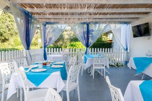 Outdoor dining - Apartment 'Alimini - 2' with Private Terrace, Wi-Fi and Air Conditioning (frassanito)