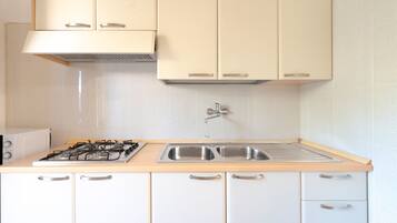 Frigorífico, microondas, placa de cocina y utensilios de cocina