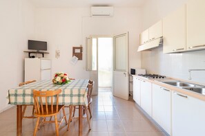 Fridge, microwave, stovetop, cookware/dishes/utensils