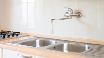 Frigorifero, microonde, piano cottura, pentole/stoviglie/utensili