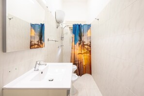 Shower, hair dryer, towels - Apartment 'Alimini - 3' with Private Terrace, Wi-Fi and Air Conditioning (frassanito)