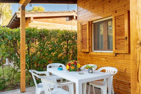 Outdoor dining. Bungalow 'Agriturismo Alimini- 1' with Private Terrace, Wi-Fi and Air Conditioning