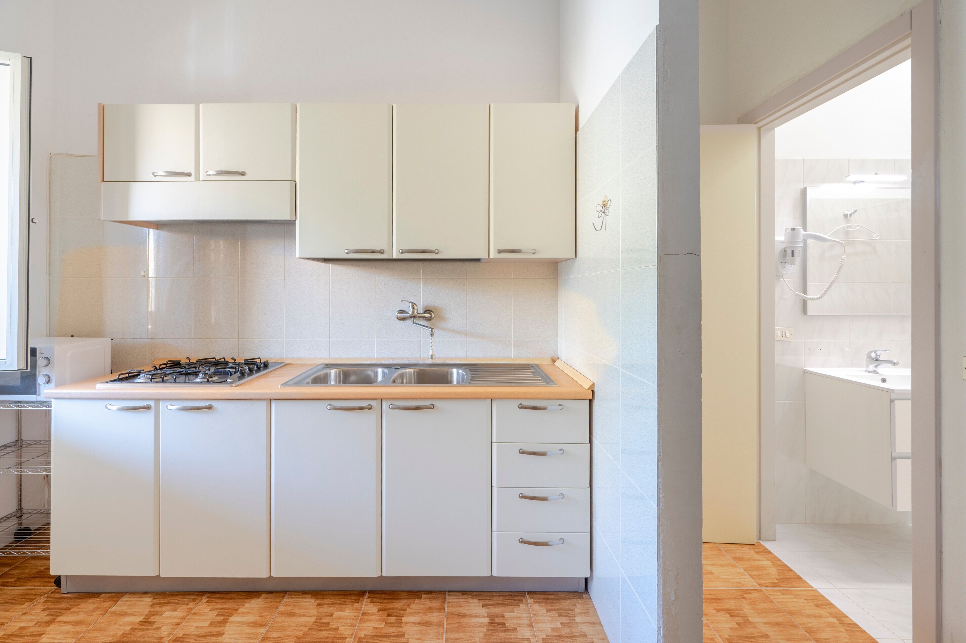 Kühlschrank, Mikrowelle, Herdplatte, Kochgeschirr/Geschirr/Besteck