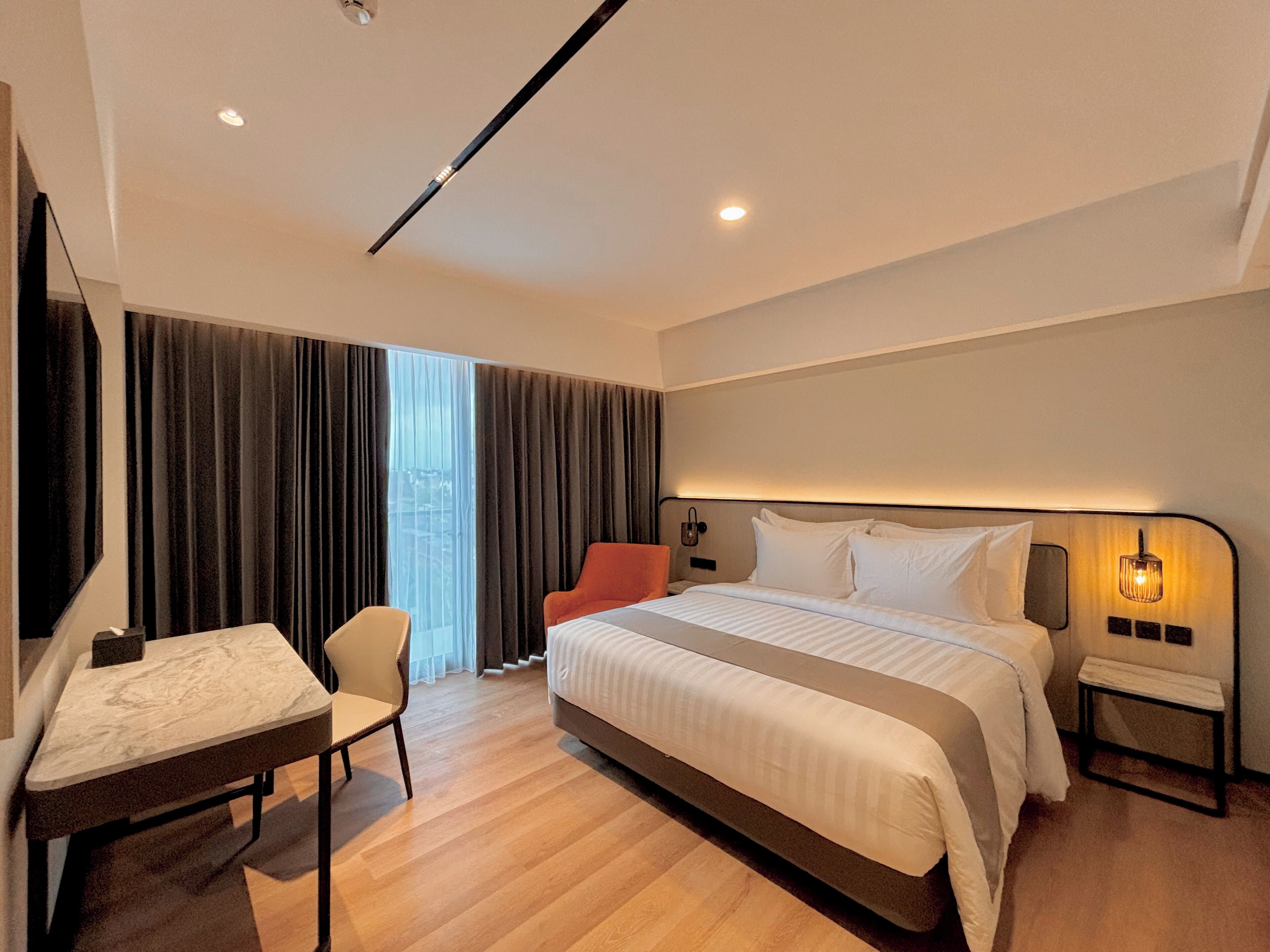 Safe på rommet, skrivebord, wi-fi (inkludert) og sengetøy