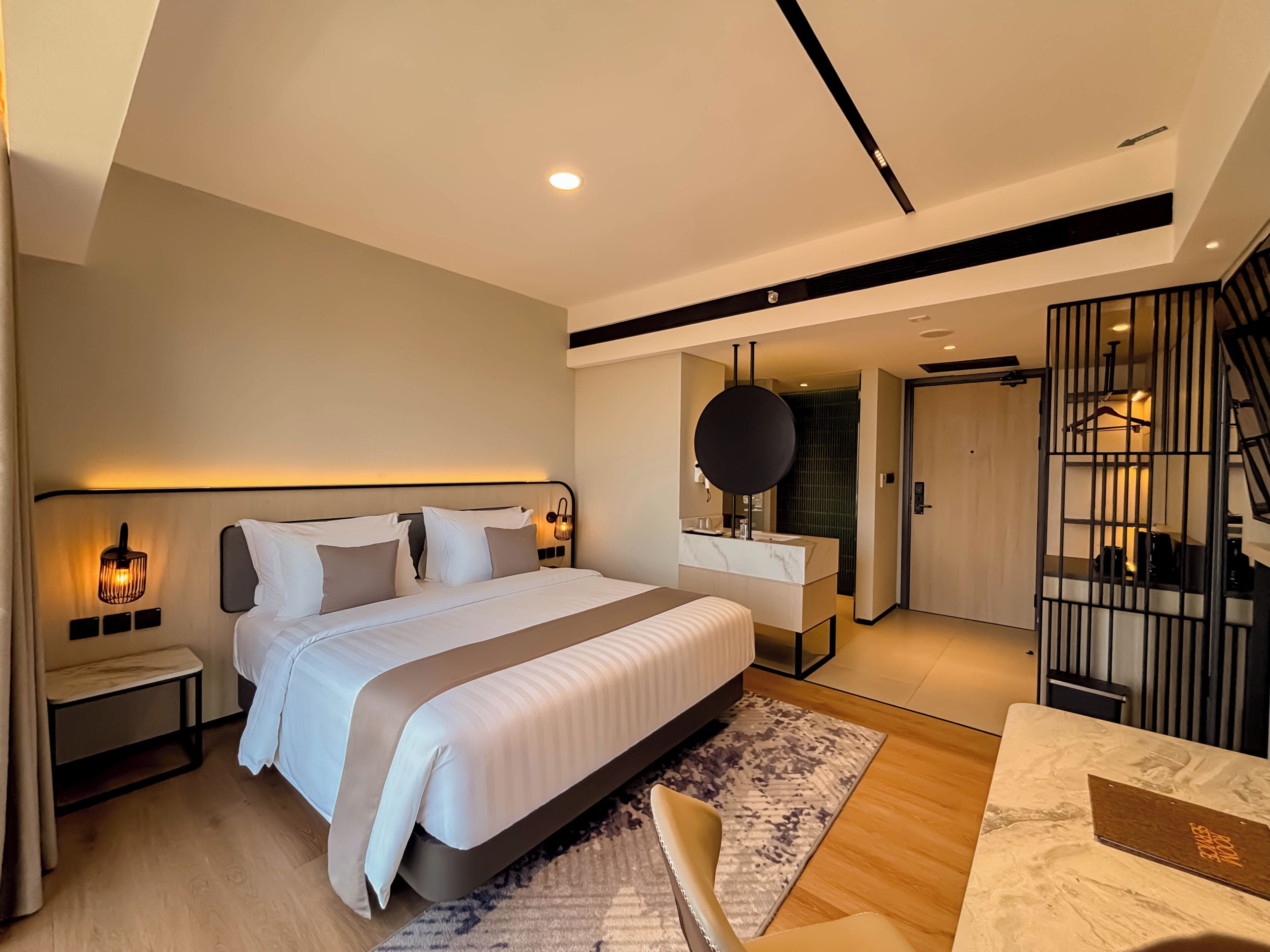 Deluxe tweepersoonskamer, uitzicht op stad | Een kluis op de kamer, een bureau, gratis wifi, beddengoed