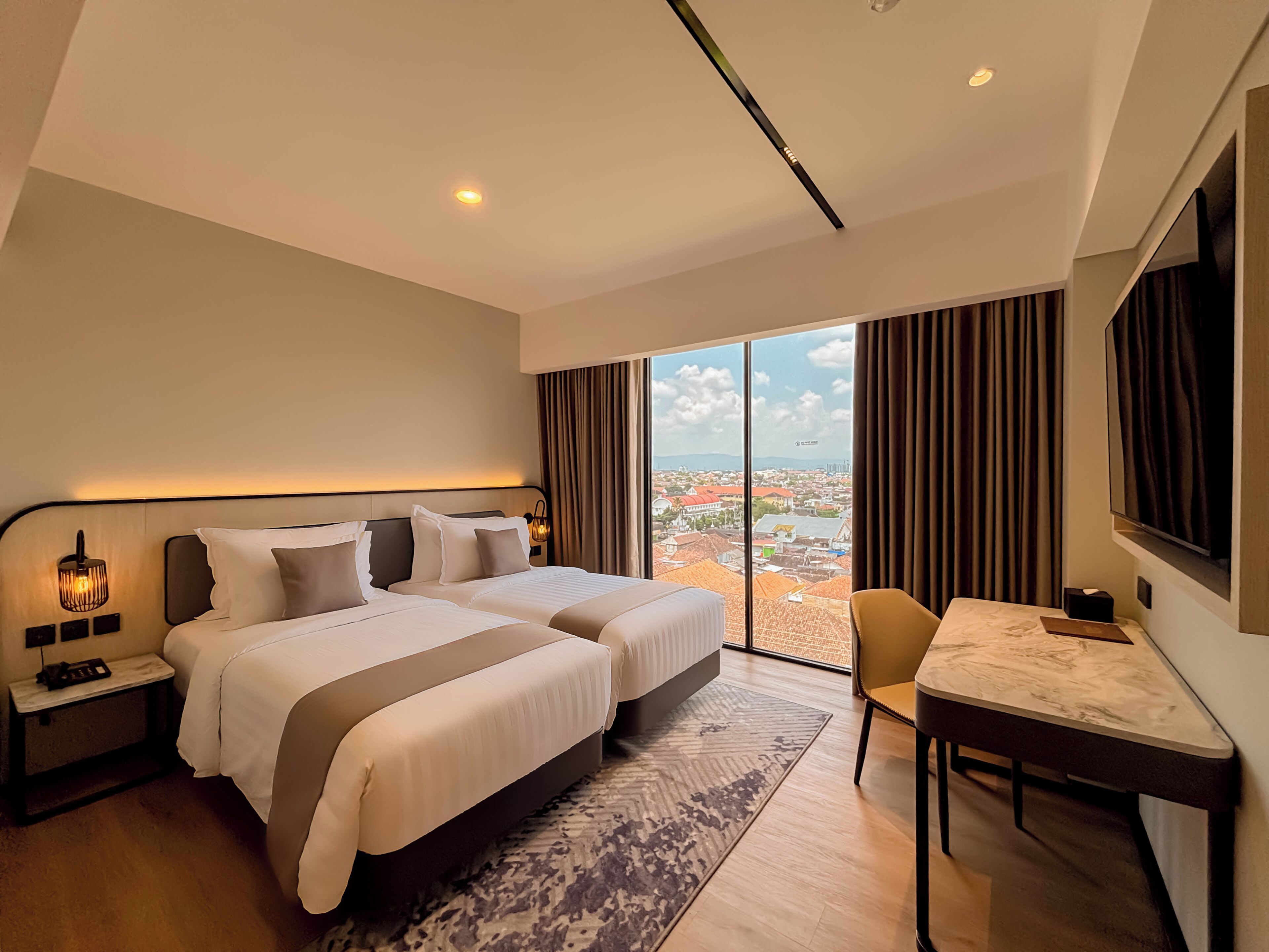 Deluxe Twin kamer, uitzicht op stad | Een kluis op de kamer, een bureau, gratis wifi, beddengoed