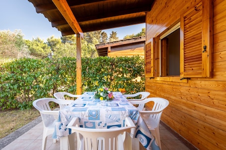 Outdoor dining. Bungalow 'Agriturismo Alimini- 2' with Private Terrace, Wi-Fi and Air Conditioning