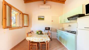 Kühlschrank, Mikrowelle, Herdplatte, Kochgeschirr/Geschirr/Besteck