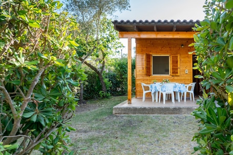Outdoor dining. Bungalow 'Agriturismo Alimini- 3' with Private Terrace, Wi-Fi and Air Conditioning