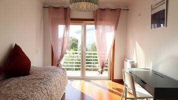 3 quartos, ferros/tábuas de passar roupa, Wi-Fi, roupa de cama