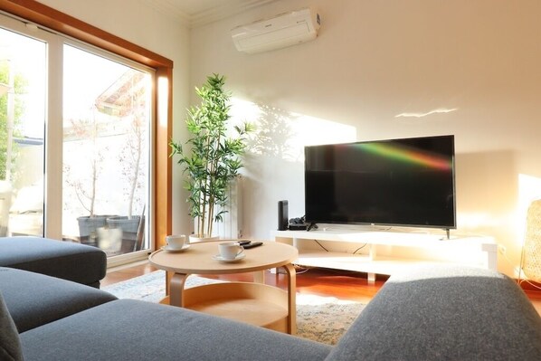 Smart TV y chimenea 