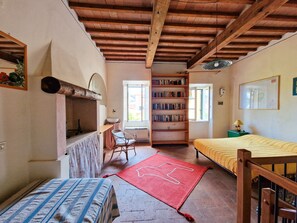 1 bedroom, bed sheets