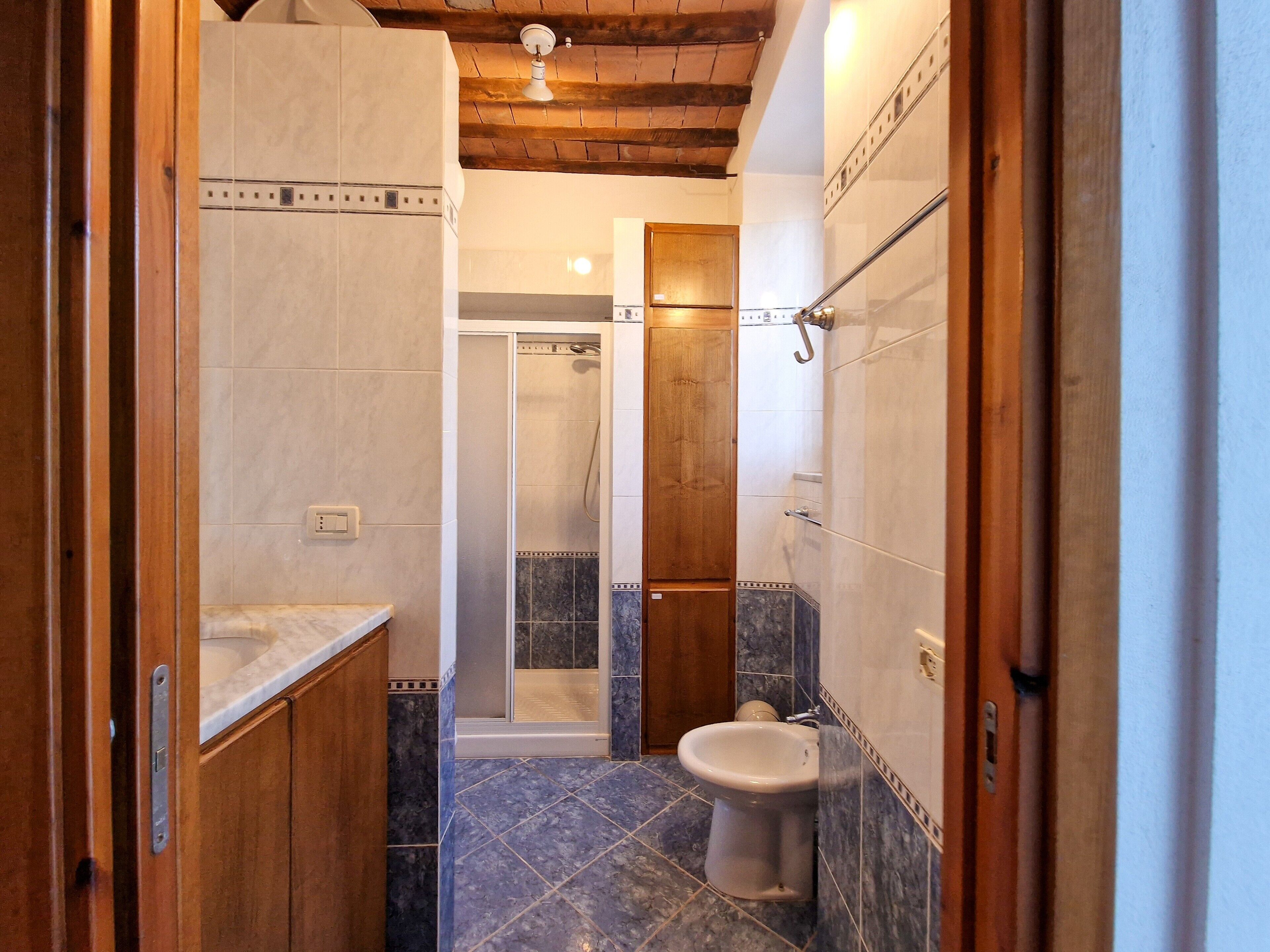 Dusche, kostenlose Toilettenartikel, Haartrockner, Handtücher