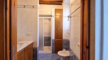 Dusche, kostenlose Toilettenartikel, Haartrockner, Handtücher