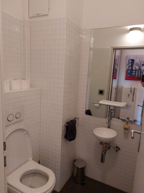 Toallas, jabón, papel de baño