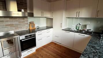 Ugn, spishäll och diskmaskin