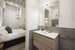 Een douche, handdoeken, toiletpapier