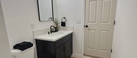 Secadora de cabello, toallas, jabón, papel de baño