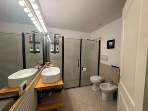 Articles de toilette gratuits, sèche-cheveux, chaussons, bidet