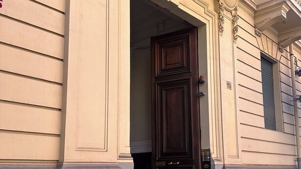 A building entrance with a wooden door and a small step leading up to it. - Villa Borghese Home & Terrace (Roma)