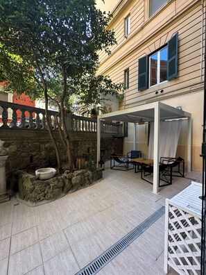 Outdoor dining - Villa Borghese Home & Terrace (Roma)