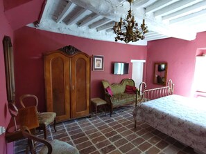 4 bedrooms, travel crib, WiFi, bed sheets