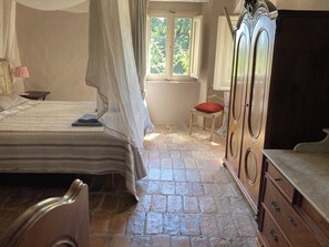 4 bedrooms, WiFi, bed sheets