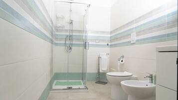Een douche, een haardroger, een bidet, handdoeken