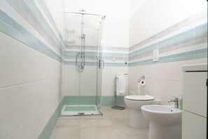 Doccia, asciugacapelli, bidet, asciugamani