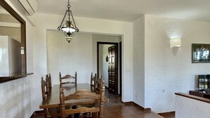 House | Dining - 3 Bedroom Holiday Home Near the Beach (Torroella de Montgrí)