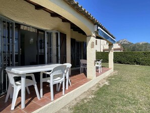Outdoor dining - 3 Bedroom Holiday Home Near the Beach (Torroella de Montgrí)