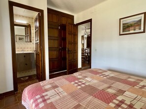 3 bedrooms, iron/ironing board
