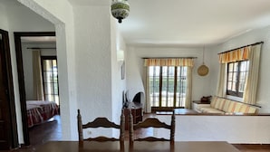 House | Dining - 3 Bedroom Holiday Home Near the Beach (Torroella de Montgrí)