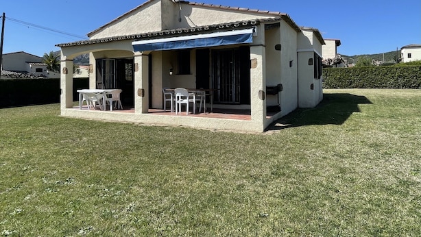House | Exterior - 3 Bedroom Holiday Home Near the Beach (Torroella de Montgrí)