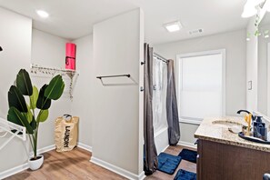 Séchoir à cheveux, serviettes fournies, savon, shampooing